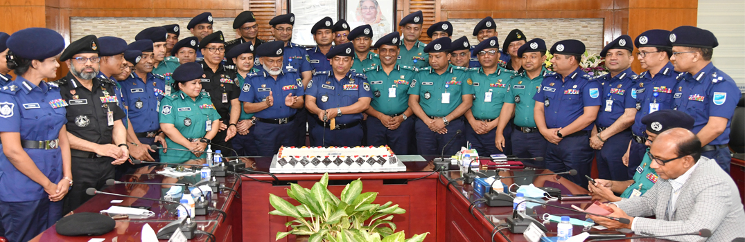 সদ্য পদোন্নতিপ্রাপ্ত ডিআইজিদের র‍্যাংক ব্যাচ পরিধান অনুষ্ঠানে আইজিপি (২৯ মে ২০২২ খ্রি.)