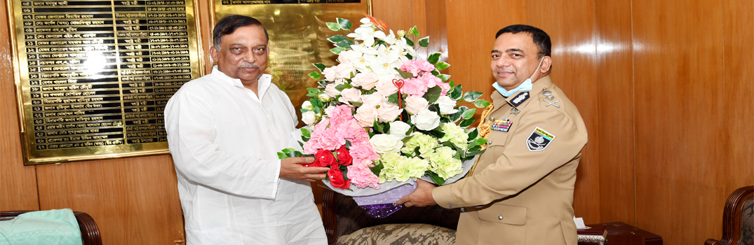 মাননীয় স্বরাষ্ট্রমন্ত্রী জনাব আসাদুজ্জামান খান, এমপি'র সাথে নবনিযুক্ত আইজিপির সৌজন্য সাক্ষাত (১৫ এপ্রিল ২০২০ খ্রি.)